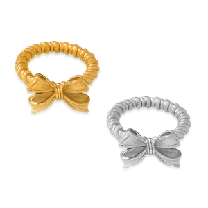 Anelli minimalisti a forma di fiocco in oro e argento su sfondo bianco