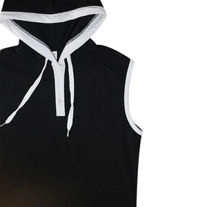 Gros plan du sweat à capuche sans manches noir avec cordon blanc et bouton