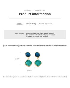 Détails de boucles d'oreilles vintage en résine bleue avec accents verts et dimensions