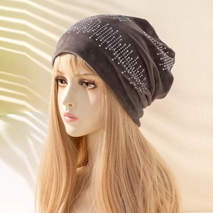 Berretto slouchy in velluto grigio scuro con strass colorati per donne stile alla moda