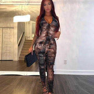 Nahaufnahme von sexy dunklem Print-Halter-Bodysuit mit Ausschnitten und langen Ärmeln