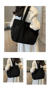 Détail de sac cabas en velours côtelé noir avec texture verticale et poche frontale