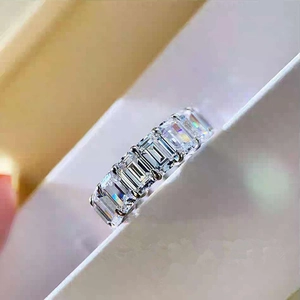 Anello aperto ovale placcato argento con pietre taglio smeraldo in incastonatura pavé