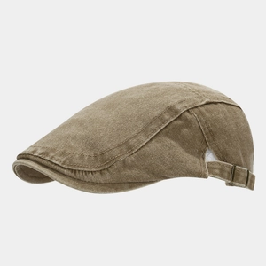 Dettaglio della coppola in cotone lavato marrone vintage con fibbia in metallo regolabile