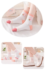 Détail de chaussettes en maille bébé avec bordure dentelle, motifs lapin et fraise