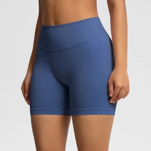 Détail du short de yoga bleu sans couture avec une large bande côtelée taille haute gainante