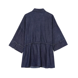 Camicetta in denim blu scuro con coulisse in vita e maniche arrotolate, vista posteriore