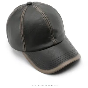 Vue détaillée du dessus d'une casquette en cuir noir avec coutures brunes et panneaux