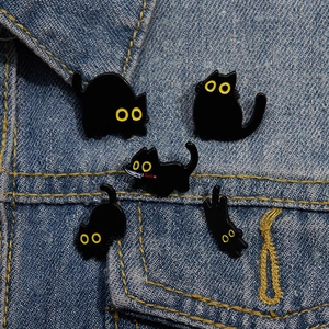 Pins esmaltados gato negro lindo en bolsillo de chaqueta vaquera con detalles metálicos