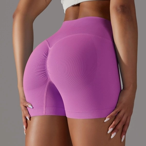 Dettaglio degli shorts viola senza cuciture a vita alta con effetto push-up sul retro