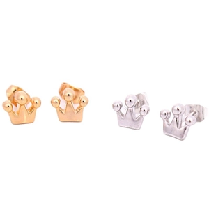 Classic crown stud earrings in gold and silver polished metal for a princess look