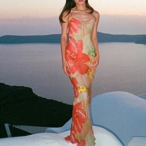 Sexy rückenfreies Maxikleid mit Blumenmuster und Trägern, ideal für den Strandurlaub 2025