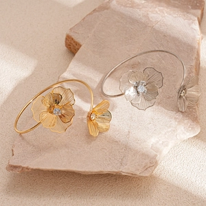 Bracelets ajourés en forme de fleur dorés et argentés avec cristaux sur pierre