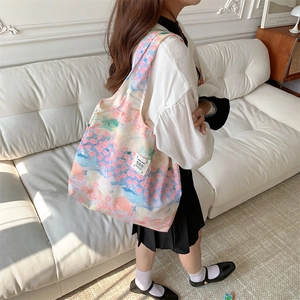 Grande borsa shopper in tela con stampa floreale artistica ed etichetta Korea Design