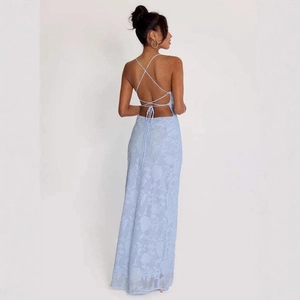 Robe longue bleu clair dos nu en dentelle avec détails à lacets et texture florale chic