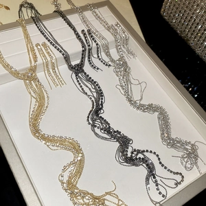 Dettagli di collane con nappe in strass di lusso in finiture oro, argento e nero
