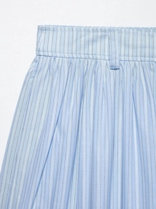 Détail de la taille d'une jupe à rayures bleues avec plis et passants de ceinture