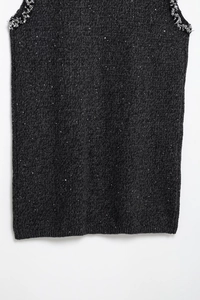 Détail du tissu en tweed gris foncé avec perles argentées et sequins scintillants