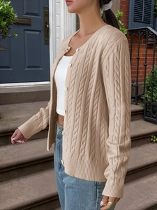 Beige Damen Strickjacke mit Zopfmuster und Knöpfen für herbstlichen Streetstyle-Look