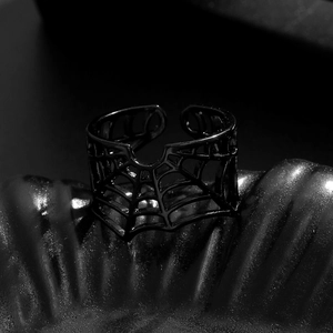 Vue macro d'une bague toile d'araignée noire gothique avec détails polis en métal