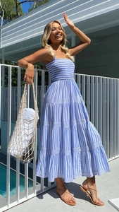 Détail de la robe longue à rayures bleues et blanches avec corsage froncé de vacances
