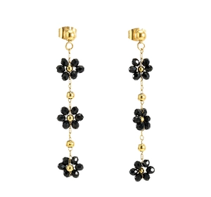 Vue détaillée de longues boucles d'oreilles dorées 18K avec trois fleurs de cristal noir