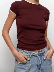T-shirt ajusté rouge vin pour femme avec col rond contrasté et manches courtes à bordure