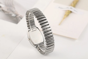 Montre à quartz argentée pour femme avec bracelet élastique sur fond de cadeau chic