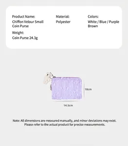 Details einer lila Chiffon-Plüschtasche mit Teddybär-Anhänger und Größenangaben