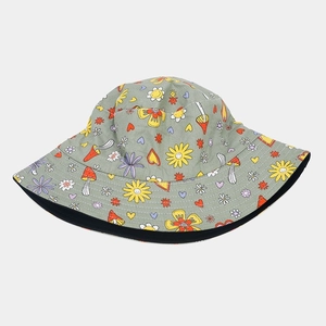 Vue de dessus d'un chapeau bob vert sauge avec motifs fleurs et champignons mignons