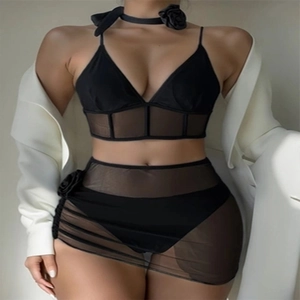 Schicker schwarzer vierteiliger Bikini mit Netzrock und 3D-Rosen-Blumenakzenten