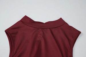Detailansicht des Rundhalsausschnitts an einem weinroten ärmellosen Bodycon-Kleid