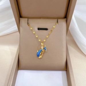 Elegante collana in titanio dorato con ciondolo delfino in smalto blu in scatola