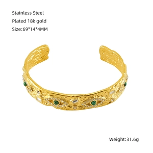 Detail der 18K vergoldeten Edelstahl-Manschette mit Malachit- und Zirkonsteinen