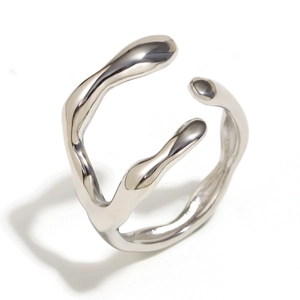 Bague ouverte minimaliste en métal liquide argenté avec design à lignes fluides