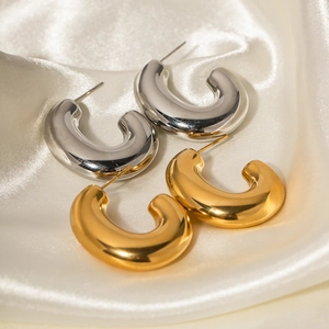 Grote C-vormige metalen créolen oorbellen, gouden en zilveren minimalistische geometrische sieraden.