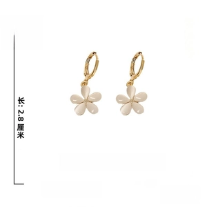 Detailed view of flower earrings with dimensions showing 2.8cm length and cat eye stones