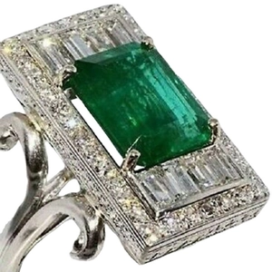 Anello vintage con zircone verde taglio smeraldo e design scavato stile corte