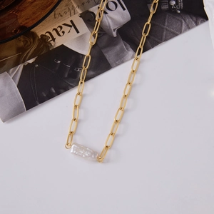 Detailopname van barokke zoetwaterparel aan een gouden paperclip ketting