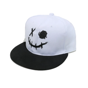 Dettaglio del design graffiti smiley sulla parte anteriore del cappello snapback hip hop