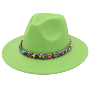 Détail de la bande de perles colorées et de la bordure tissée sur un chapeau fedora vert