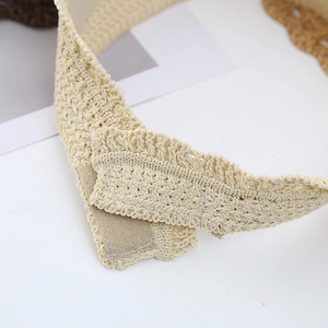 Détail de visière en tricot avec fermeture velcro et bordure ondulée élégante