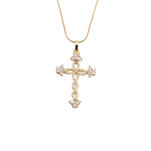 Collier avec pendentif croix dorée en cuivre serti de zircons blancs sur chaîne serpent