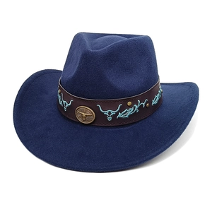 Détail du chapeau de cowboy en feutre bleu avec tête de taureau brodée et clous