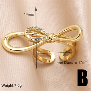 Detaillierte Makroansicht von 14mm vergoldetem Schleifenring mit Zirkonia-Inlay