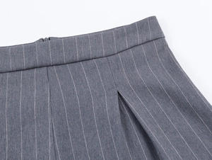Gros plan sur la taille et la texture rayée du short plissé gris pour femmes