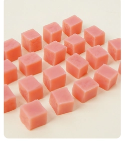 Gros plan de cubes de jambon miniatures en PVC rose pour cuisine de poupée