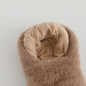 Gros plan sur la doublure épaisse en fausse fourrure brune pour bottes d'hiver
