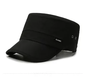 Vue latérale de casquette militaire noire avec étiquette tissée et œillets d'aération