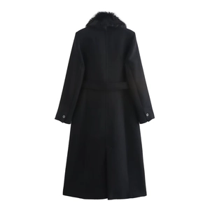 Manteau long en laine noir élégant avec col en fausse fourrure et ceinture vue de dos